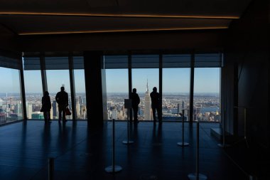 New York, New York / ABD - 14 Ekim 2020: Manhattan 'daki 30 Hudson Yarda' daki gözlem güvertesi New York City manzarasının tadını çıkaran turistlerin iç manzarası.