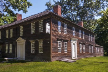 Deerfield, MA-ABD - 23 Ağustos 2025 Tarihi, yıpranmış ahşap bir taverna berrak bir gökyüzünün altında beyaz camlı camlar ve belirgin bir işaret ile New England 'ın koloni cazibesini çağrıştırıyor..