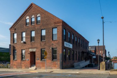 Northampton, MA - ABD - 24 Ağustos 2025 Northamptons Birinci Kilisesi, görkemli, tarihi tuğla bir kilise, yüksek kulesi ve belirgin vitray pencereleri olan, parlak mavi gökyüzü altında güneşle yıkanan