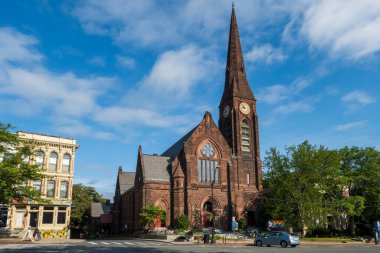 Northampton, MA - ABD - 24 Ağustos 2025 Northamptons Birinci Kilisesi, görkemli, tarihi tuğla bir kilise, yüksek kulesi ve belirgin vitray pencereleri olan, parlak mavi gökyüzü altında güneşle yıkanan