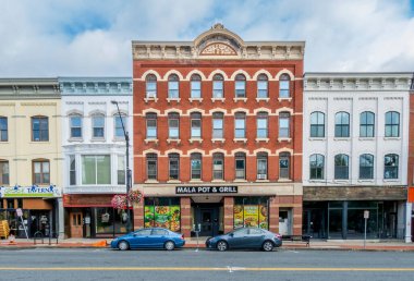 Northampton, MA - ABD - 24 Ağustos 2025 Vibrant sokak sahnesi, Northampton, MA, tarihsel mimari ve Mala Pot ve Grill de dahil olmak üzere mağaza vitrinleri.