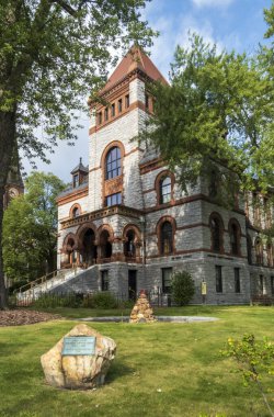 Northampton, MA - ABD - 24 Ağustos 2025 Northampton Hampshire Adliyesi 'ndeki Büyük 1886 Hampshire İlçe Mahkemesi taştan kemerler, kırmızı süslemeler ve yapraklı ağaçların çerçevelediği grev kulesi ile yükselir.