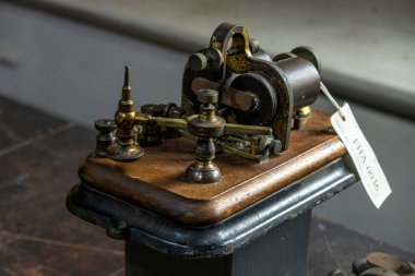 Monroe, New York - ABD - Sahne 6, 2025 Monroes huzur dolu köy parkında beyaz bir çardağı, ağaçları ve yansımaları olan Monroe Gölü