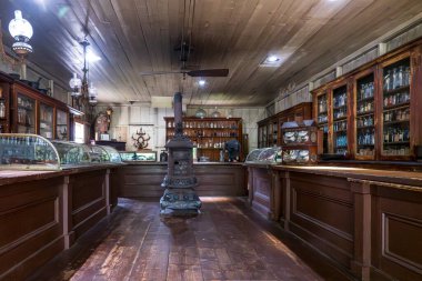 Monroe, NY - ABD - Bölüm 6, 2025 Müze Köyü 'ndeki tarihi Vernon Eczanesi, 19. yüzyıldan kalma otantik eserler ve döneme ait mobilyaların sergilendiği bir eczane.