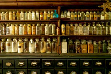 Monroe, NY - ABD - 6 Sep 2025 Müze Village 'ın Vernon Eczanesi' nin içi ahşap raflarda ve etiketli çekmecelerde antika eczane şişeleri sergileniyor.