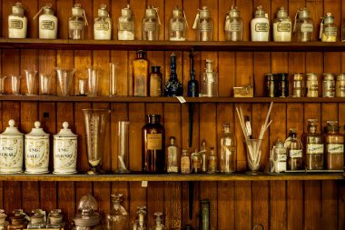 Monroe, NY - ABD - 6 Eylül 2025 19. yüzyıl Vintage Vernon Eczane içi Old Smith 's Clove Müzesi' nde, ahşap raflarda eczane şişeleri ve tarihi eczane ekipmanları yer alıyor.