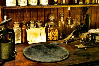 Monroe, NY - ABD - Bölüm 6, 2025 Müze Köyü 'ndeki Vernon Eczanesi' nin içi, tarihi eczane eserleri ve 19. yüzyıl enstrümanları sergileniyor..