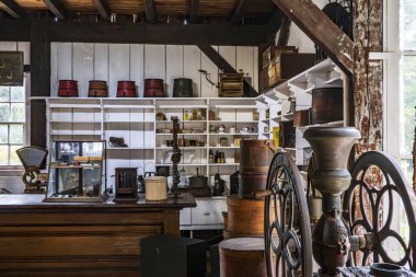 Monroe, NY - ABD - Sep 6, 2025 Monroe, New York 'taki Müze Köyü' nde içi malzeme, ahşap variller, antika pullar ve antika cihazlarla dolu tarihi bir mağaza..