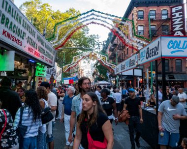 New York, New York - ABD - 14 Şubat 2025 Küçük İtalya, NYC 'deki San Gennaro Festivali' nde yemek tezgahları ve şenliklerin tadını çıkarıyorlar.