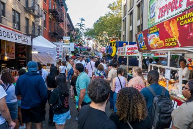 New York, New York - ABD - 14 Şubat 2025 Küçük İtalya, NYC 'deki San Gennaro Festivali' nde yemek tezgahları ve şenliklerin tadını çıkarıyorlar.