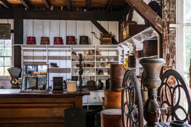 Monroe, NY - ABD - Sep 6, 2025 Monroe, New York 'taki Müze Köyü' nde içi malzeme, ahşap variller, antika pullar ve antika cihazlarla dolu tarihi bir mağaza..