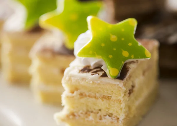 Gâteau Biscuit Décoré Crème Chocolat Blanc Sur Une Assiette Blanche — Photo