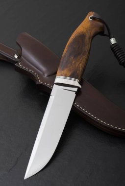Siyah arka planda el yapımı avcı bıçağı. Deri Kaplama El Yapımı