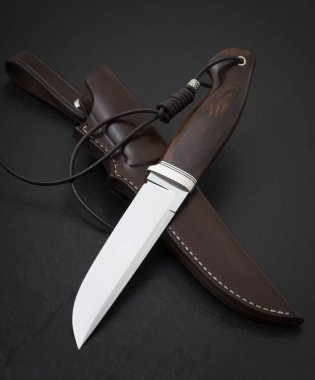 Siyah arka planda el yapımı avcı bıçağı. Deri Kaplama El Yapımı