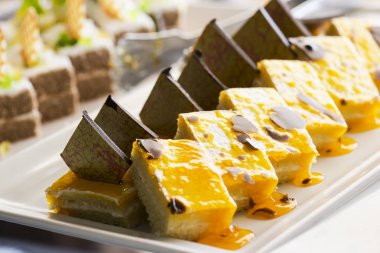 Bisküvi pasta, krem ve beyaz beyaz bir tabağa çikolata ile dekore edilmiştir. Seçici odak