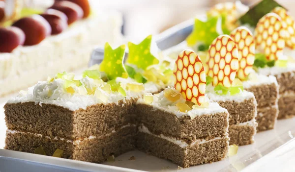 Torta Biscotto Decorata Con Crema Cioccolato Bianco Piatto Bianco Focus — Foto Stock