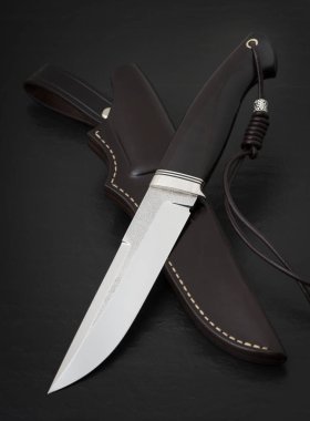 Siyah arka planda el yapımı avcı bıçağı. Deri Kaplama El Yapımı