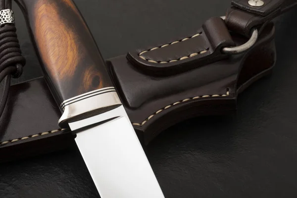 Lovecký Nůž Ručně Vyrobený Černém Pozadí Ručně Vyrobený Kožený Plášť — Stock fotografie