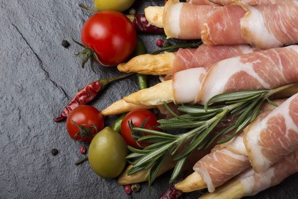 Grissini Brood Sticks Met Prosciutto Een Zwarte Achtergrond Met Rozemarijn — Stockfoto