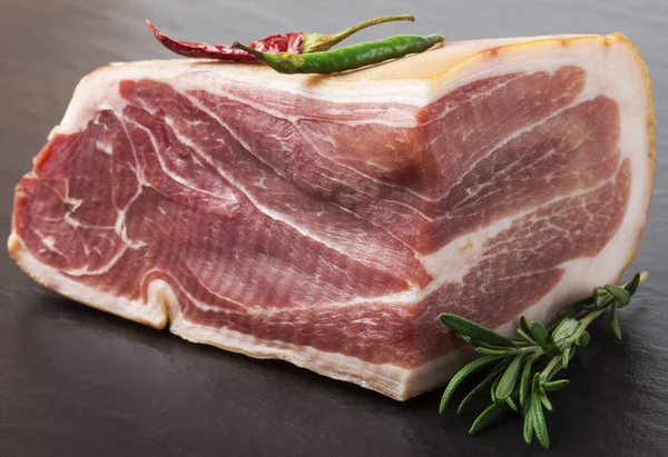 Prosciutto Közelről Borsot Fekete Háttér — Stock Fotó