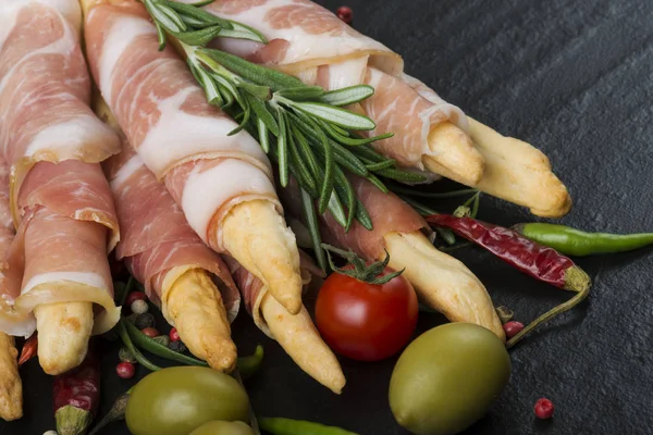 Prosciutto Biberiye Karabiber Zeytin Ile Siyah Bir Arka Plan Ile — Stok fotoğraf