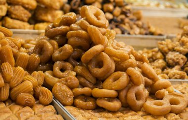 bir avuç piyasada oryantal tatlılar. Seçici odak