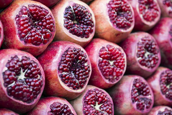 Viele Granatapfel Halbiert Granatapfel Hintergrund Selektiver Fokus — Stockfoto