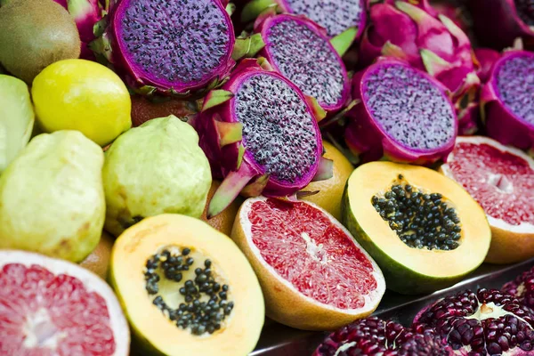 Fruit Achtergrond Granaatappels Sinaasappels Citroenen Kiwi Andere Exotische Vruchten Selectieve — Stockfoto