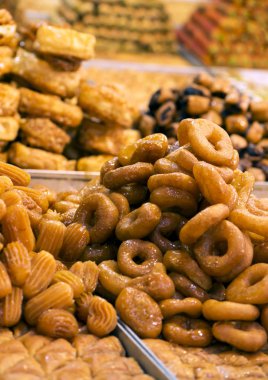 bir avuç piyasada oryantal tatlılar. Seçici odak