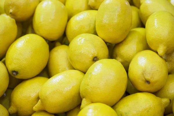 地元の市場の販売のための新鮮なレモン 果物製品 選択と集中 — ストック写真