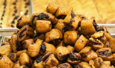 bir avuç piyasada oryantal tatlılar. Seçici odak