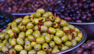 Yeşil zeytin kırmızı biber yakın çekim ile doldurulmuş. Meyve ve sebze pazarı. Seçici odak