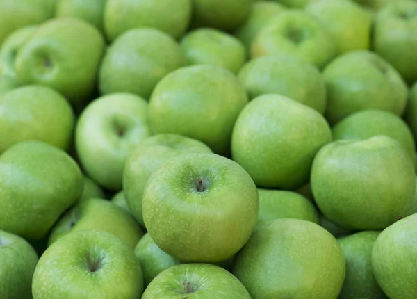 Heap Green Apples Fall Harvest Selective Focus — Stok fotoğraf
