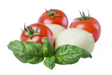 Bir closeup Mozzarella peynir topları taze fesleğen yaprakları ve beyaz zemin üzerine domates ile 