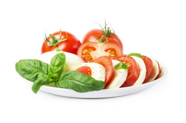 olgun domates ve mozzarella peyniri ile taze fesleğen yaprağı salatası. Italyan Mutfagi. 