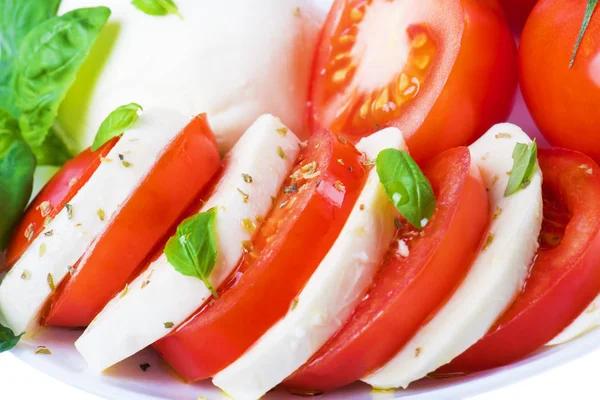 Olgun Domates Mozzarella Peyniri Ile Taze Fesleğen Yaprağı Salatası Italyan — Stok fotoğraf