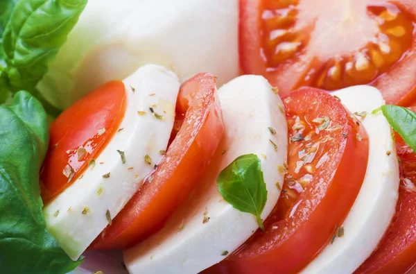 Olgun Domates Mozzarella Peyniri Ile Taze Fesleğen Yaprağı Salatası Italyan — Stok fotoğraf