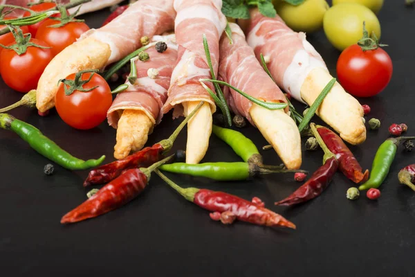 Grissini Bröd Pinnar Med Prosciutto Svart Bakgrund Med Rosmarin Paprika — Stockfoto