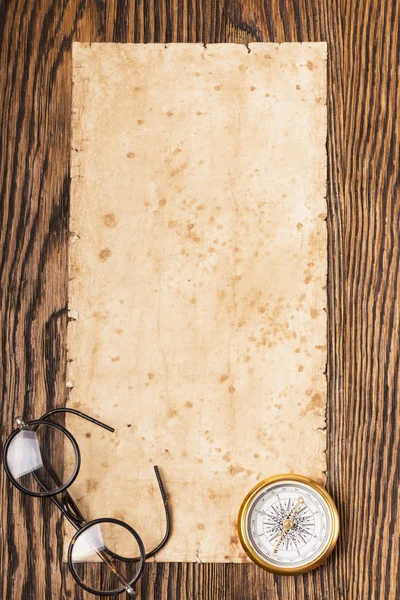 Pusula Eski Kağıt Üzerinde Gözlük — Stok fotoğraf