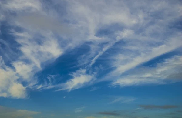 Kék Felhőkkel — Stock Fotó
