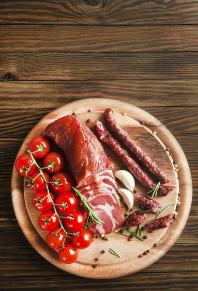 Heerlijke Gerookte Ham Houten Tafel Met Rozemarijn Tomaten — Stockfoto