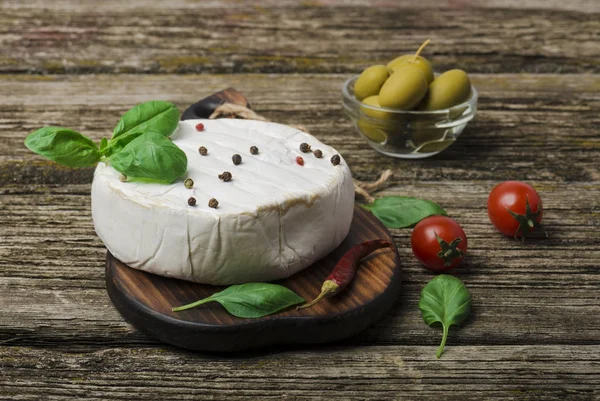 Formaggio Francese Camembert Rotondo Con Foglie Basilico Peperoni Pomodori Olive — Foto Stock
