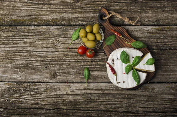 Franse Kaas Ronde Camembert Met Basilicum Bladeren Paprika Tomaten Olijven — Stockfoto