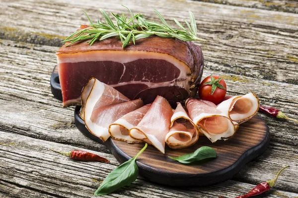 Delizioso Prosciutto Affumicato Sul Tavolo Legno Con Rosmarino Pepe Pomodorini — Foto Stock