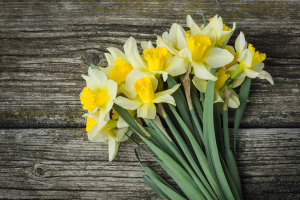 Ramo Flores Frescas Primavera Narcisos Sobre Fondo Madera Vista Superior — Foto de Stock