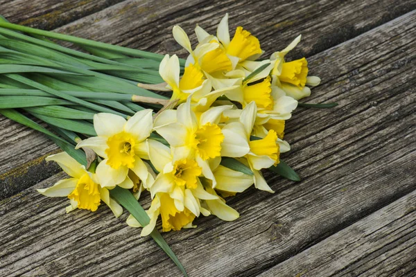 Букет Свежих Весенних Цветов Нарциссы Деревянном Фоне Вид Сверху — стоковое фото