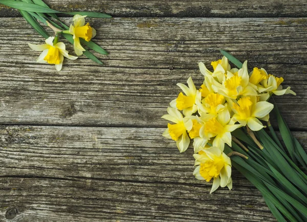 Bukett Färska Vårblommor Påskliljor Trä Bakgrund Banner Uppifrån Och — Stockfoto