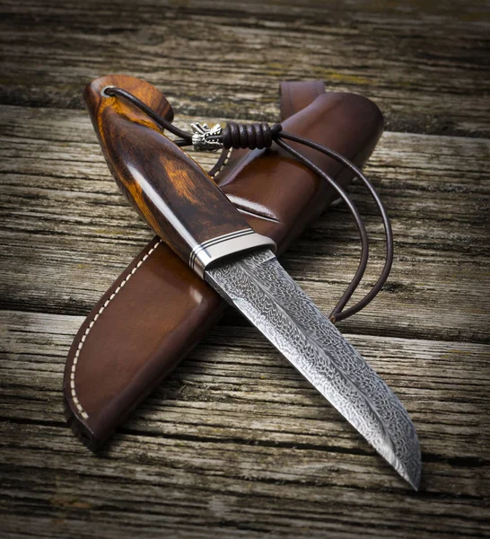 Jagdmesser Handgefertigt Auf Braunem Holzgrund Lederscheide Handgefertigt — Stockfoto