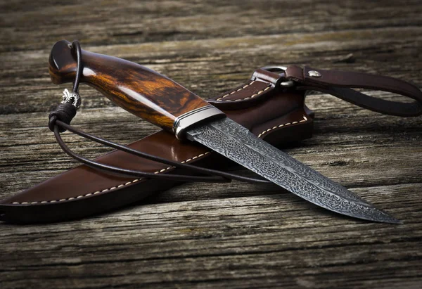 Cuchillo Caza Hecho Mano Sobre Fondo Madera Marrón Funda Cuero — Foto de Stock