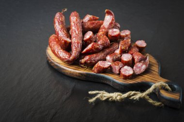 Siyah arka planda füme sosis. 